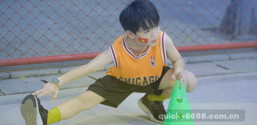 深空蓝背景上金色线条交织构成的数据保护抽象图案